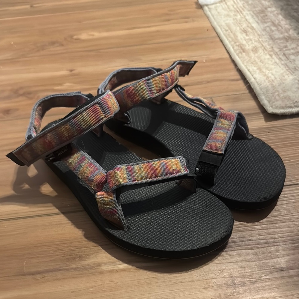Women’s original Universal tevas sz 8
